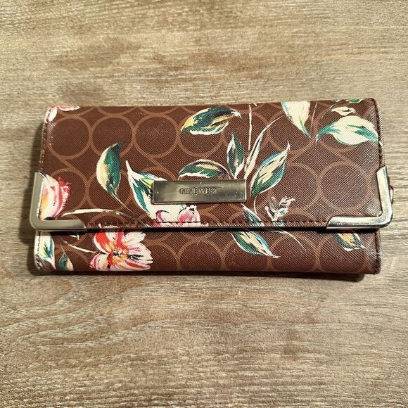 Nine West brown floral, bi-fold wallet. - Picture 1 of 4